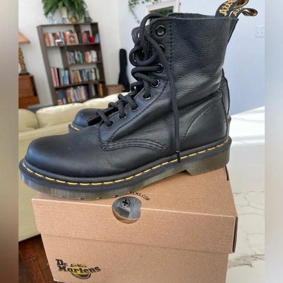 Dr. Martens Classic Black Leather Boots – Size 6 - Picture 3 of 7